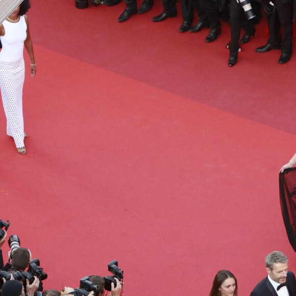 Milla Jovovich à la montée des marches du film "The Last Face" lors du 69ème Festival International du Film de Cannes le 20 mai 2016. © Lionel Urman / Bestimage