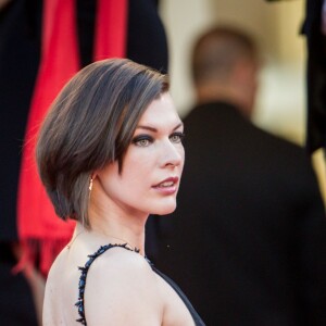 Milla Jovovich à la montée des marches du film "The Last Face" lors du 69ème Festival International du Film de Cannes le 20 mai 2016. © Lionel Urman / Bestimage