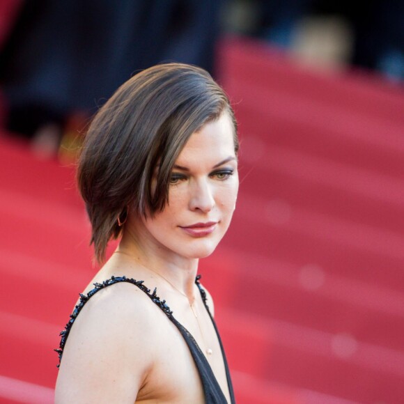 Milla Jovovich à la montée des marches du film "The Last Face" lors du 69ème Festival International du Film de Cannes le 20 mai 2016. © Lionel Urman / Bestimage