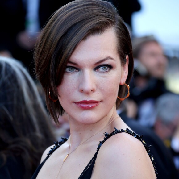 Milla Jovovich à la montée des marches du film "The Last Face" lors du 69ème Festival International du Film de Cannes le 20 mai 2016. © Lionel Urman / Bestimage