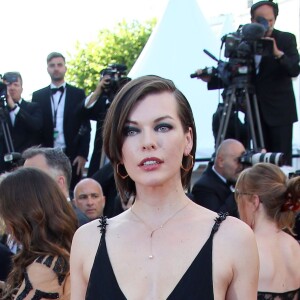 Milla Jovovich à la montée des marches du film "The Last Face" lors du 69ème Festival International du Film de Cannes le 20 mai 2016. © Lionel Urman / Bestimage