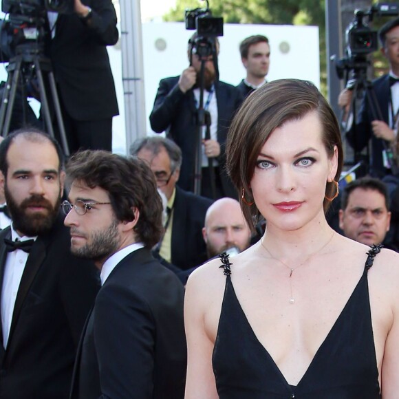 Milla Jovovich à la montée des marches du film "The Last Face" lors du 69ème Festival International du Film de Cannes le 20 mai 2016. © Lionel Urman / Bestimage