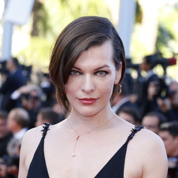 Milla Jovovich à la montée des marches du film "The Last Face" lors du 69ème Festival International du Film de Cannes le 20 mai 2016. © Lionel Urman / Bestimage