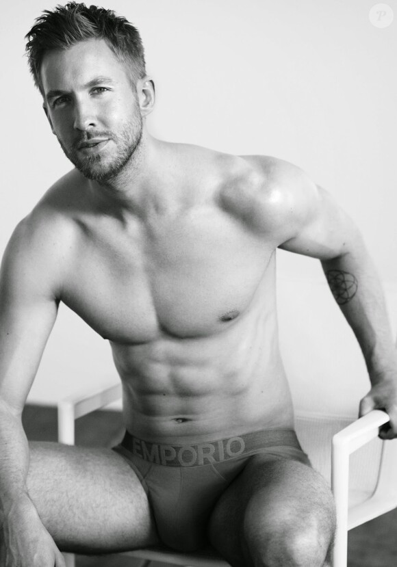 Calvin Harris, le nouveau boyfriend de Taylor Swift pose pour les dessous masculins Emporio Armani. Le couturier italien a diffusé une série de photos de la séance...