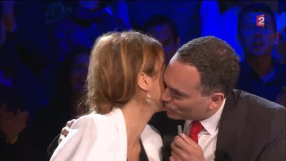 Un baiser de cinéma entre Léa Salamé et Yann Moix, le 21 mai 2016 dans ONPC depuis le Festival de Cannes. (France 2)
