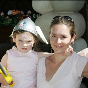 EMmmanuelle Boidron et sa fille Leïa au Parc Astérix en 2005.