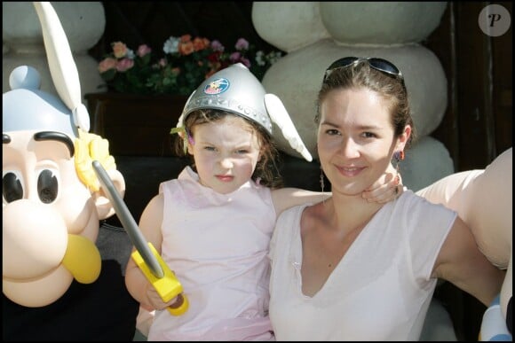 EMmmanuelle Boidron et sa fille Leïa au Parc Astérix en 2005.