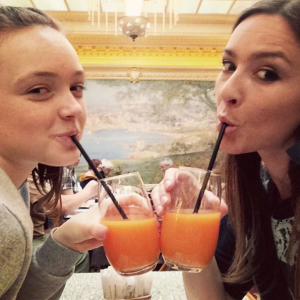 Emmanuelle Boidron et sa fille Leïa lors d'une pause gourmande. Mai 2016.