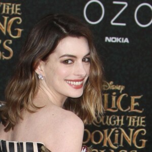 Anne Hathaway à la première de 'Alice Through The Looking Glass' au théâtre El Capitan à Hollywood, le 23 mai 2016