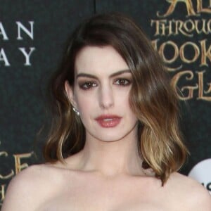 Anne Hathaway à la première de 'Alice Through The Looking Glass' au théâtre El Capitan à Hollywood, le 23 mai 2016