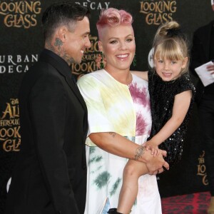 Carey Hart avec sa femme Pink et leur fille Willow Sage Hart à la première de 'Alice Through The Looking Glass' au théâtre El Capitan à Hollywood, le 23 mai 2016 -