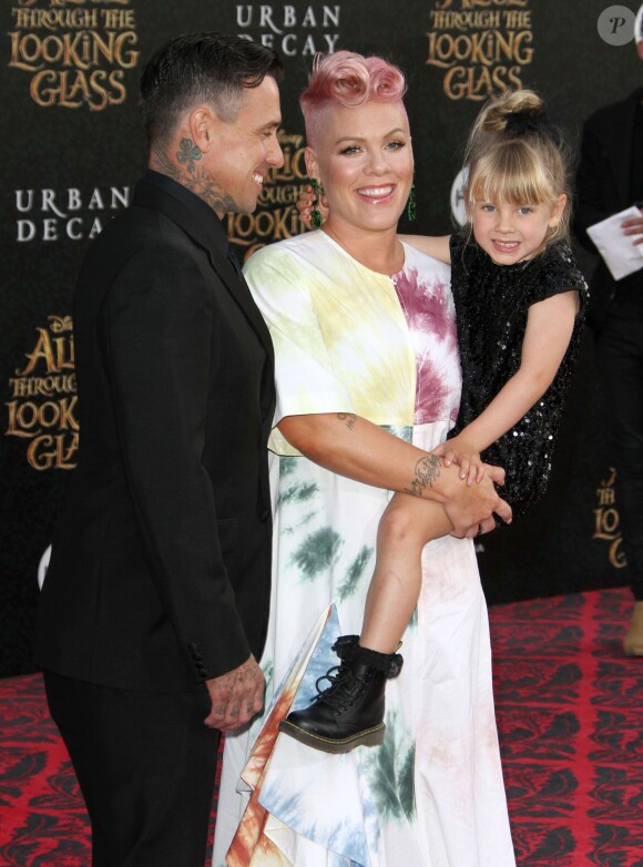 Carey Hart avec sa femme Pink et leur fille Willow Sage Hart à la première de 'Alice Through The Looking Glass' au théâtre El Capitan à Hollywood, le 23 mai 2016 -