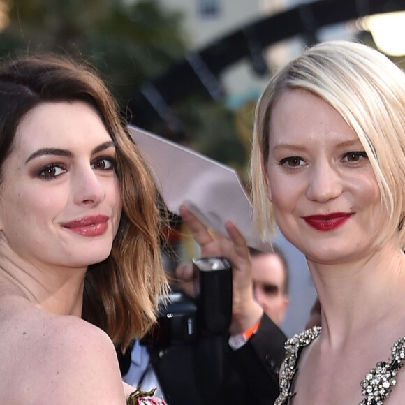 Anne Hathaway & Mia Wasikowska à la première de 'Alice Through The Looking Glass' au théâtre El Capitan à Hollywood, le 23 mai 2016