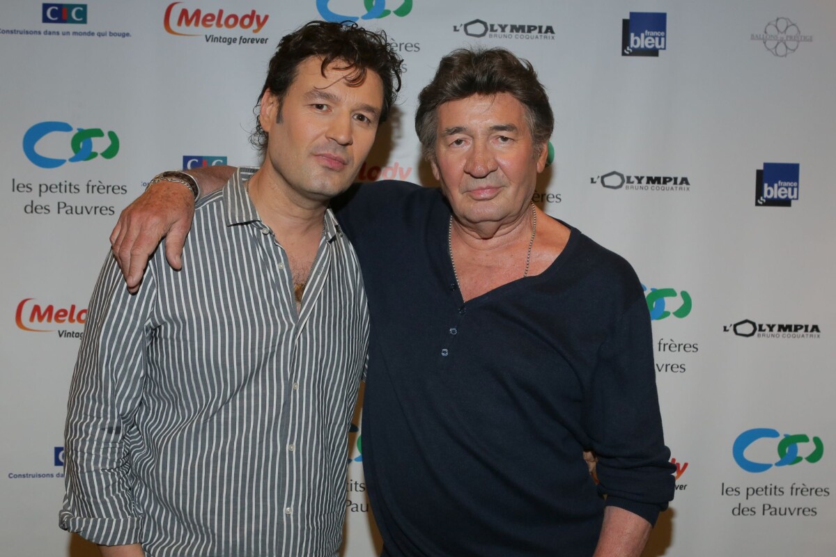 Photo : Pascal Danel et son fils Jean-Pierre Danel - Backstage du concert  organisé à lOlympia à loccasion des 70 ans de lassociation Les petits  frères des pauvres à Paris, le 23