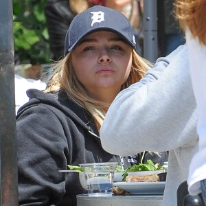 Chloë Grace Moretz déjeune avec son petit ami Brooklyn Beckham à Los Angeles, le 21 mai 2016