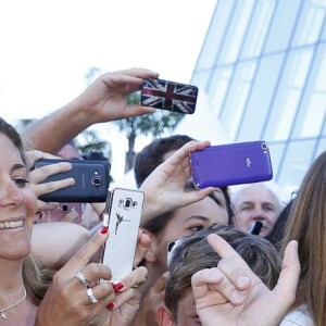 Gad Elmaleh rencontre ses fans lors de la montée des marches du film "Elle" lors du 69ème Festival International du Film de Cannes. Le 21 mai 2016. © Olivier Borde-Cyril Moreau/Bestimage