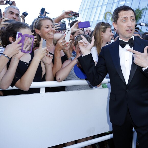 Gad Elmaleh rencontre ses fans lors de la montée des marches du film "Elle" lors du 69ème Festival International du Film de Cannes. Le 21 mai 2016. © Olivier Borde-Cyril Moreau/Bestimage