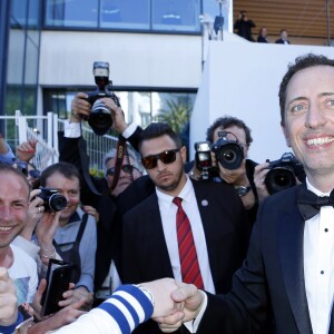 Gad Elmaleh rencontre ses fans lors de la montée des marches du film "Elle" lors du 69ème Festival International du Film de Cannes. Le 21 mai 2016. © Olivier Borde-Cyril Moreau/Bestimage