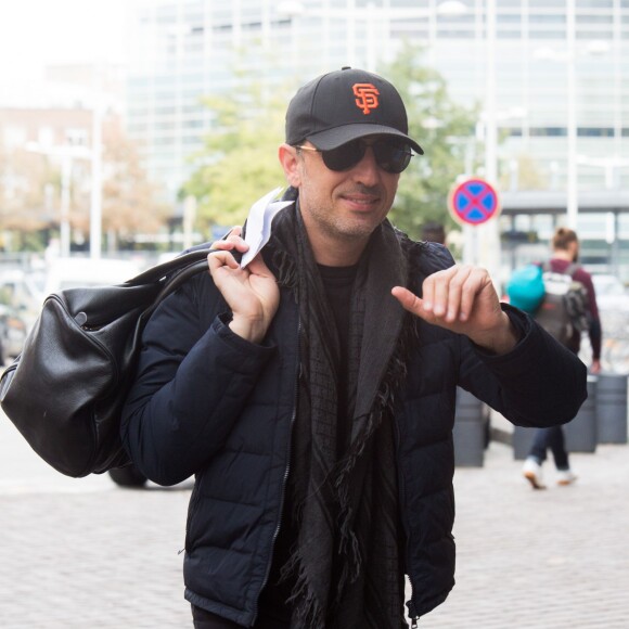 Exclusif - Gad Elmaleh arrive à la gare du Midi à Bruxelles pour reprendre un train vers Paris, après avoir participé à la soirée du 20e anniversaire de NRJ in The Park, où il a interprété son single "Danse de la joie".Bruxelles, 13 septembre 2015.  Exclusive - For germany call for price Gad Elmaleh at Brussels train station to catch a train for Paris on 13/09/201513/09/2015 - Bruxelles