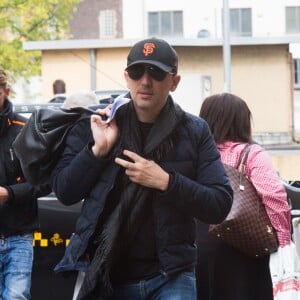 Exclusif - Gad Elmaleh arrive à la gare du Midi à Bruxelles pour reprendre un train vers Paris, après avoir participé à la soirée du 20e anniversaire de NRJ in The Park, où il a interprété son single "Danse de la joie".Bruxelles, 13 septembre 2015.  Exclusive - For germany call for price Gad Elmaleh at Brussels train station to catch a train for Paris on 13/09/201513/09/2015 - Bruxelles