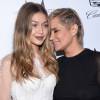 Gigi Hadid et sa mère Yolanda Foster au photocall des Los Angeles Fashion Awards 2016 à l'hôtel Sunset Tower le 20 mars 2016.