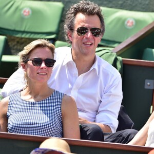 Anne-Sophie Lapix et son mari Arthur Sadoun - People dans les tribunes lors de la demi-finale des Internationaux de tennis de Roland-Garros à Paris, le 5 juin 2015.