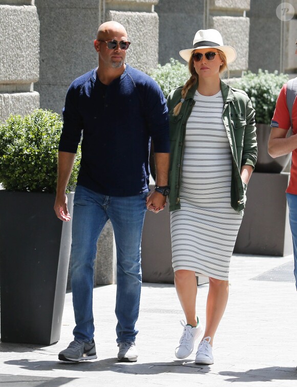 Bar Refaeli, enceinte et son mari Adi Ezra se promènent lors de leurs vacances à Barcelone, le 26 mai 2016.