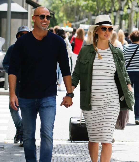 Bar Refaeli, enceinte et son mari Adi Ezra se promènent lors de leurs vacances à Barcelone, le 26 mai 2016.