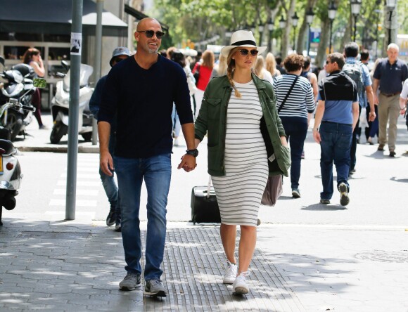 Bar Refaeli, enceinte et son mari Adi Ezra se promènent lors de leurs vacances à Barcelone, le 26 mai 2016.