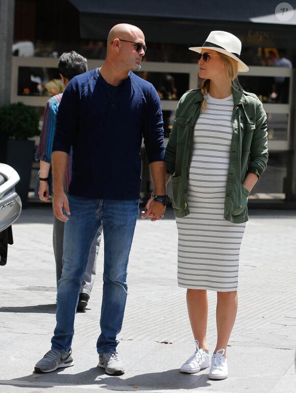Bar Refaeli, enceinte et son mari Adi Ezra se promènent lors de leurs vacances à Barcelone, le 26 mai 2016.
