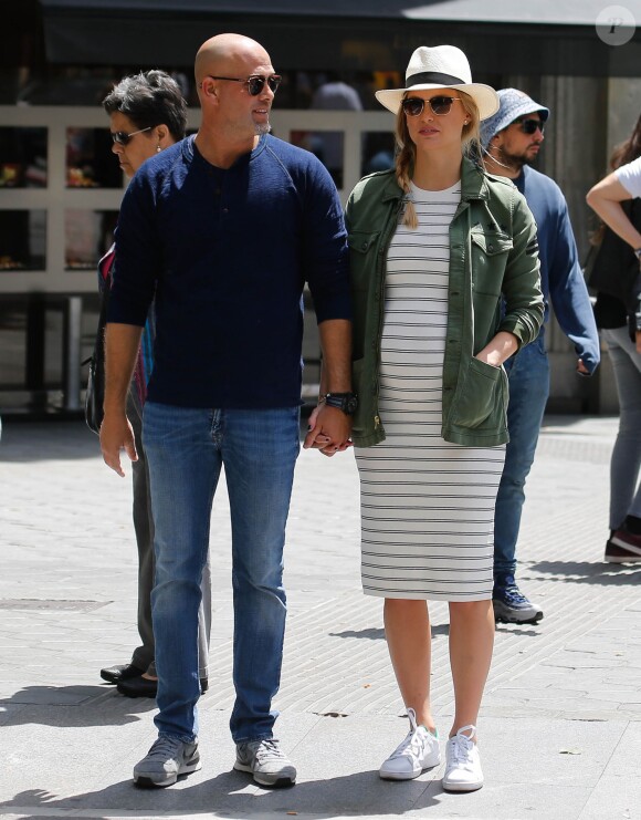 Bar Refaeli, enceinte et son mari Adi Ezra se promènent lors de leurs vacances à Barcelone, le 26 mai 2016.