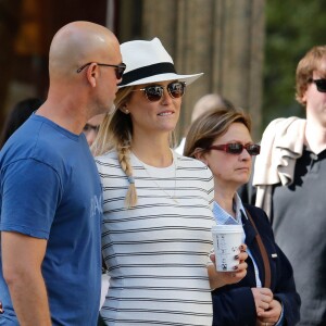 Bar Refaeli, enceinte et son mari Adi Ezra se promènent lors de leurs vacances à Barcelone, le 26 mai 2016.