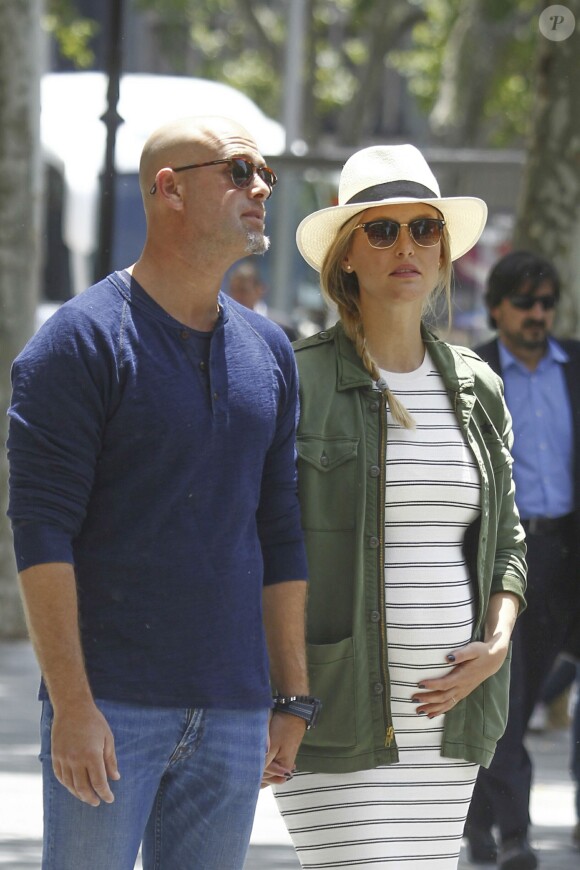 Bar Refaeli, enceinte et son mari Adi Ezra se promènent lors de leurs vacances à Barcelone, le 26 mai 2016.