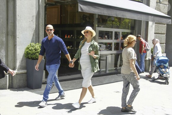 Bar Refaeli, enceinte et son mari Adi Ezra se promènent lors de leurs vacances à Barcelone, le 26 mai 2016.