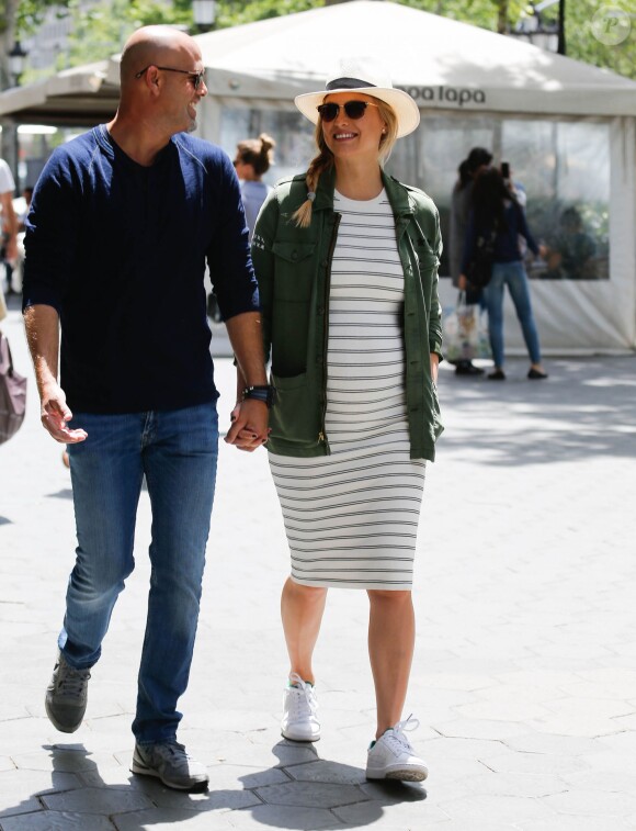 Bar Refaeli, enceinte et son mari Adi Ezra se promènent lors de leurs vacances à Barcelone, le 26 mai 2016.