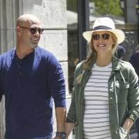 Bar Refaeli enceinte : Baby-bump imposant et pause câline à Barcelone