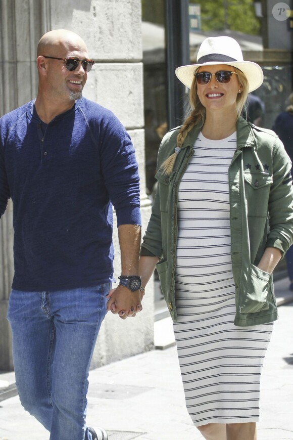 Bar Refaeli, enceinte et son mari Adi Ezra se promènent lors de leurs vacances à Barcelone, le 26 mai 2016.