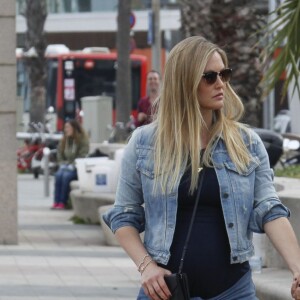 Bar Refaeli, enceinte, et son mari Adi Ezra en vacances à Barcelone le 25 mai 2016.