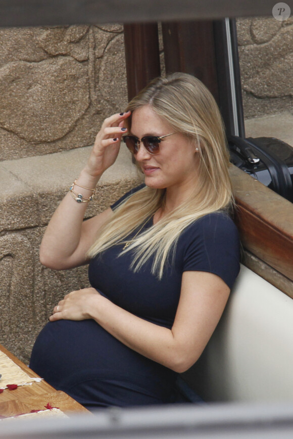 Bar Refaeli, enceinte, et son mari Adi Ezra en vacances à Barcelone le 25 mai 2016.