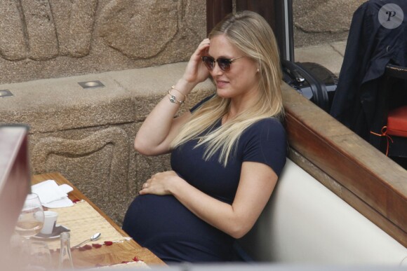 Bar Refaeli, enceinte, et son mari Adi Ezra en vacances à Barcelone le 25 mai 2016.