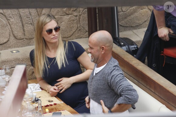 Bar Refaeli, enceinte, et son mari Adi Ezra en vacances à Barcelone le 25 mai 2016.