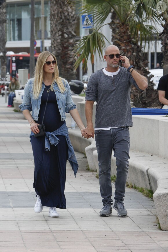 Bar Refaeli, enceinte, et son mari Adi Ezra en vacances à Barcelone le 25 mai 2016.