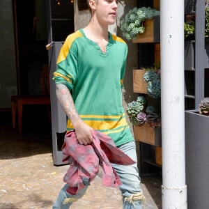 Justin Bieber se promène, les cheveux très courts, dans les rues de Los Angeles, le 20 mai 2016