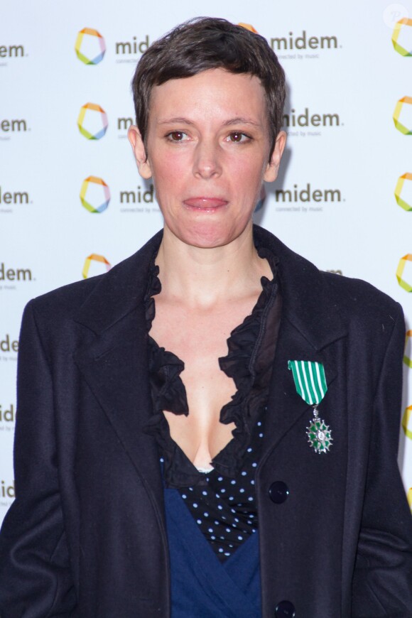 Emily Loizeau reçoit l'insigne de Chevalier de l'ordre des Arts et des Lettres par Aurelie Filippetti a l'occasion du Midem a Cannes, le 2 février 2014.