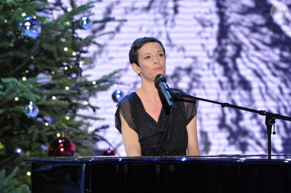 Emily Loizeau - Enregistrement de l'emission "Vivement Dimanche" a Paris le 19 Decembre 2012, diffusee le 30 decembre 2012