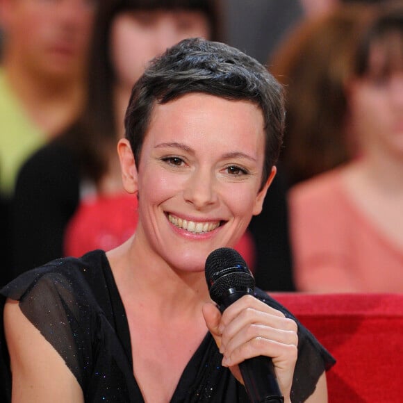 Emily Loizeau - Enregistrement de l'emission "Vivement Dimanche" a Paris le 19 Decembre 2012, diffusee le 30 decembre 2012