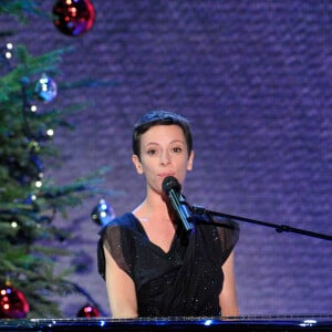Emily Loizeau - Enregistrement de l'emission "Vivement Dimanche" a Paris le 19 Decembre 2012, diffusee le 30 decembre 2012.