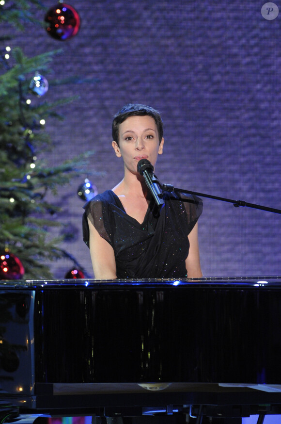Emily Loizeau - Enregistrement de l'emission "Vivement Dimanche" a Paris le 19 Decembre 2012, diffusee le 30 decembre 2012.