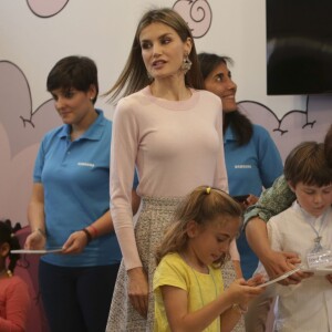 La reine Letizia d'Espagne lors de l'inauguration du 75ème salon du livre de Madrid le 27 mai 2016.