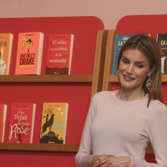 La reine Letizia et le ministre de l'éducation Iñigo Mendez de Vigo - La reine Letizia d'Espagne lors de l'inauguration du 75ème salon du livre de Madrid le 27 mai 2016.